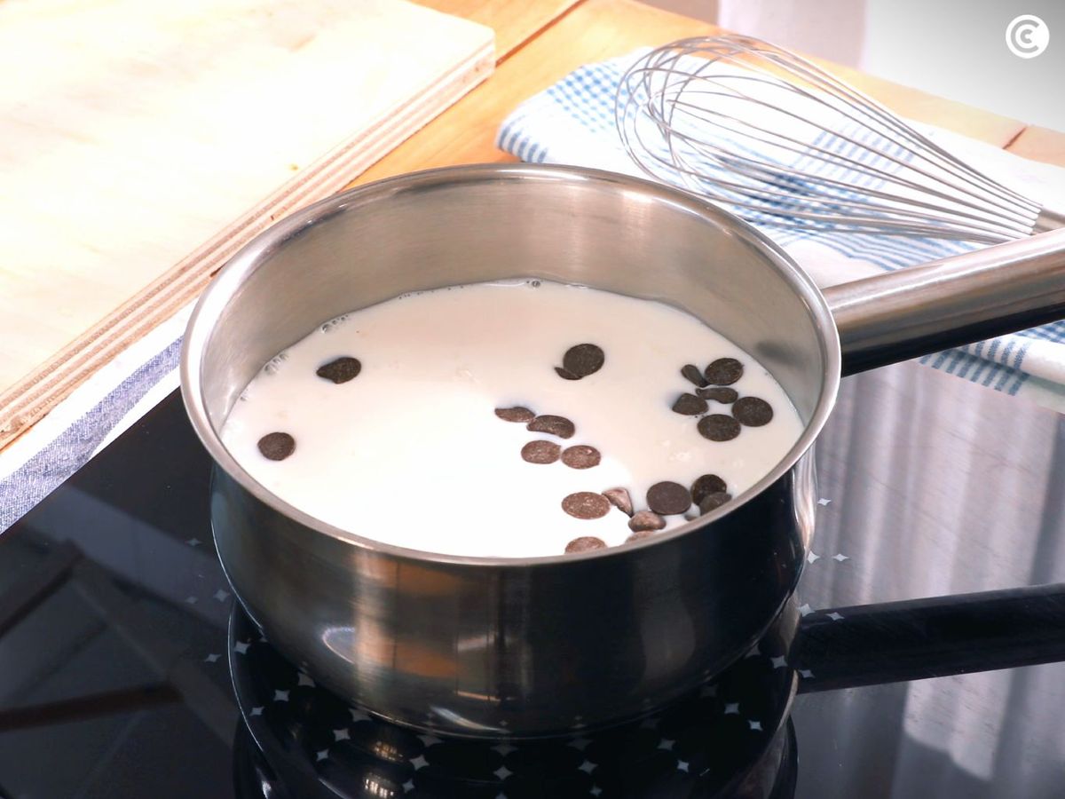 Fundir el chocolate en la leche para hacerlo a la taza