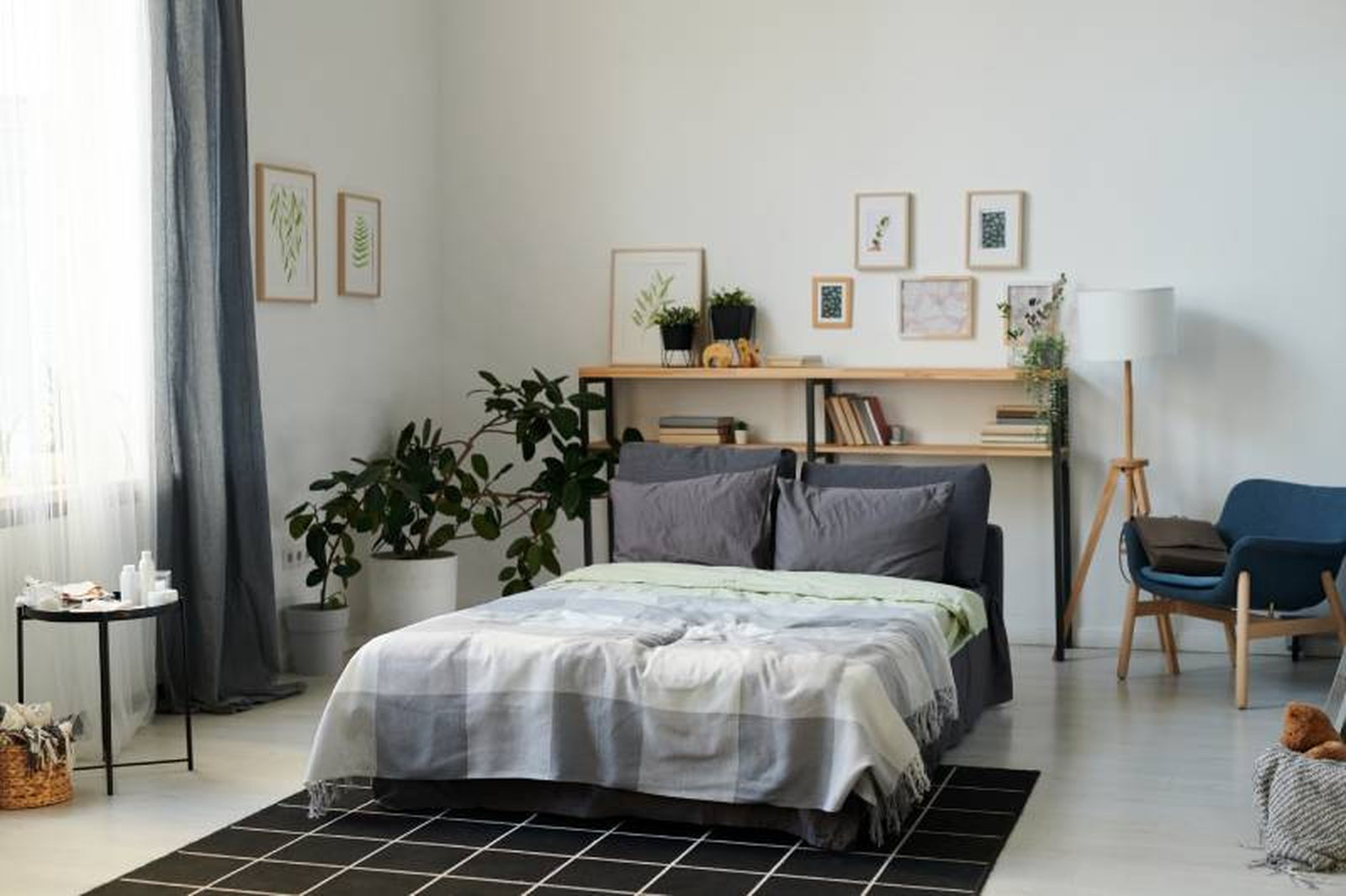 Dormitorio moderno con cabecero de cama con almacenamiento. Dormitorio moderno con cabecero de cama con almacenamiento.