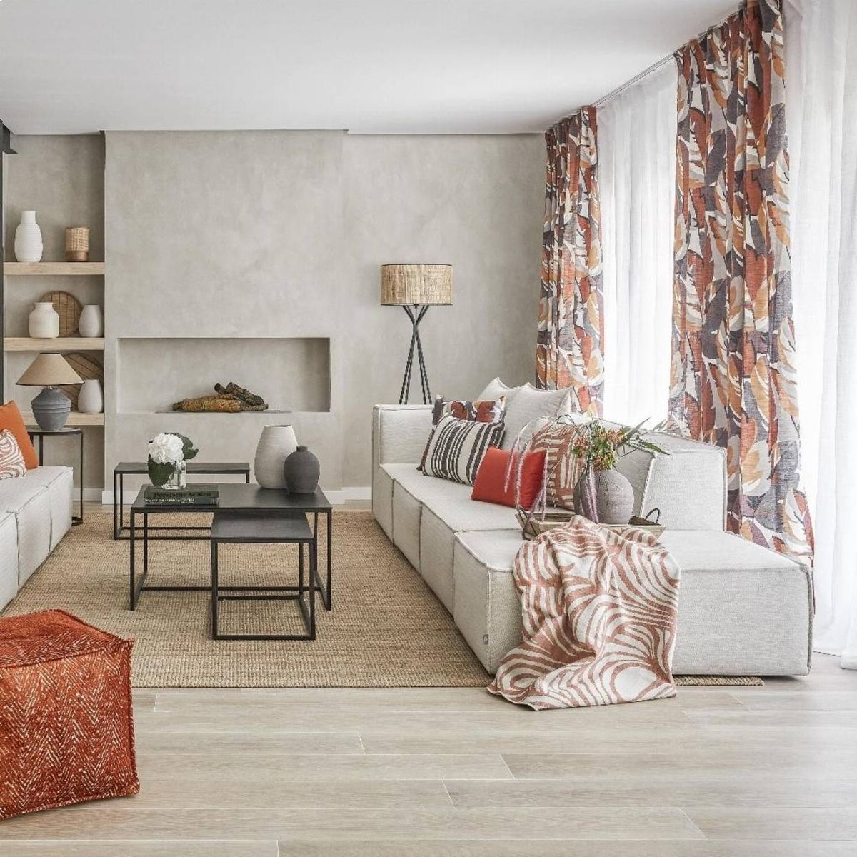 Cortinas con estampado floral combinadas con visillos lisos para dar vida sin recargar.