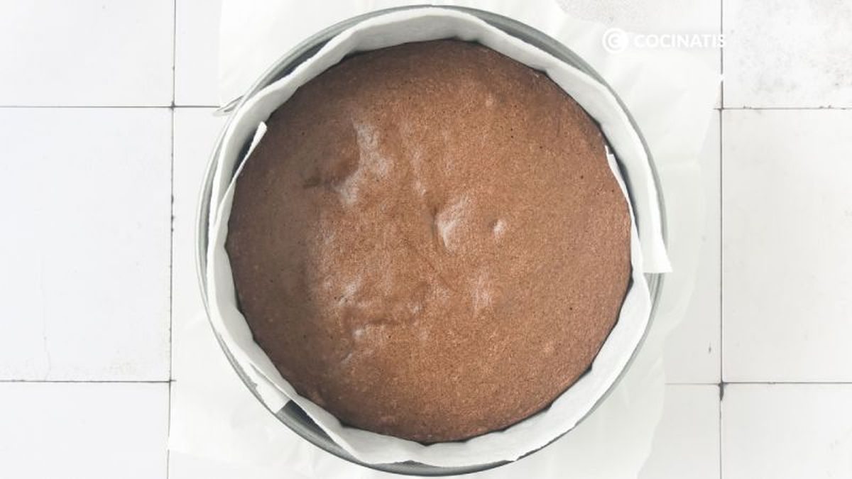 Horneamos el bizcocho de chocolate