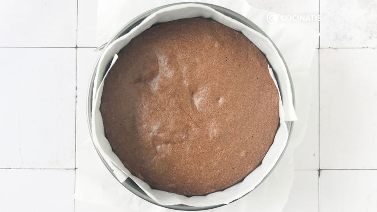 Horneamos el bizcocho de chocolate