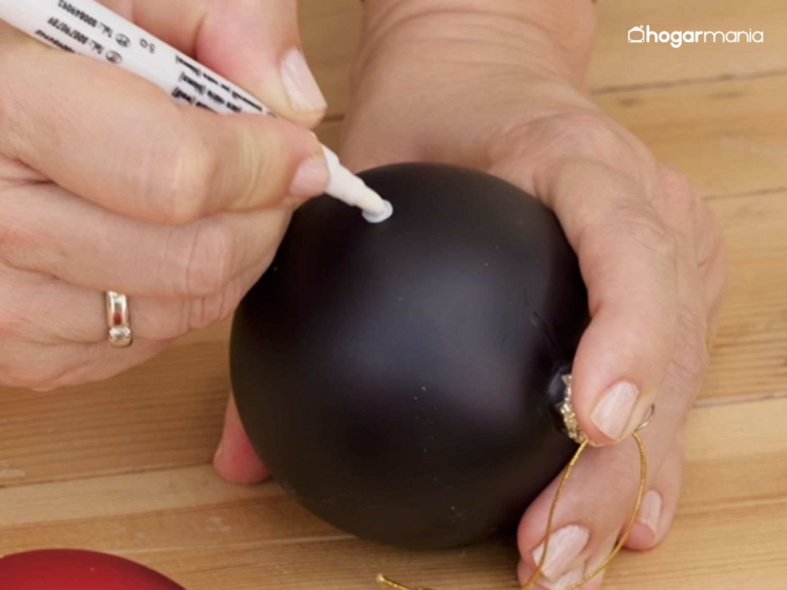 Comenzar por un punto central facilita que el dibujo crezca de forma natural y muy intuitiva.