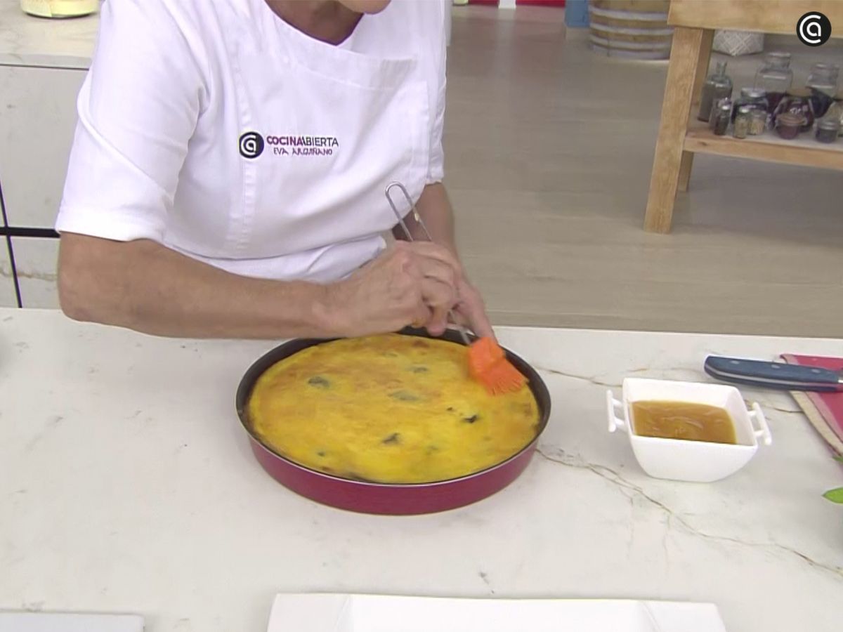 Decora la tarta con una capa de mermelada
