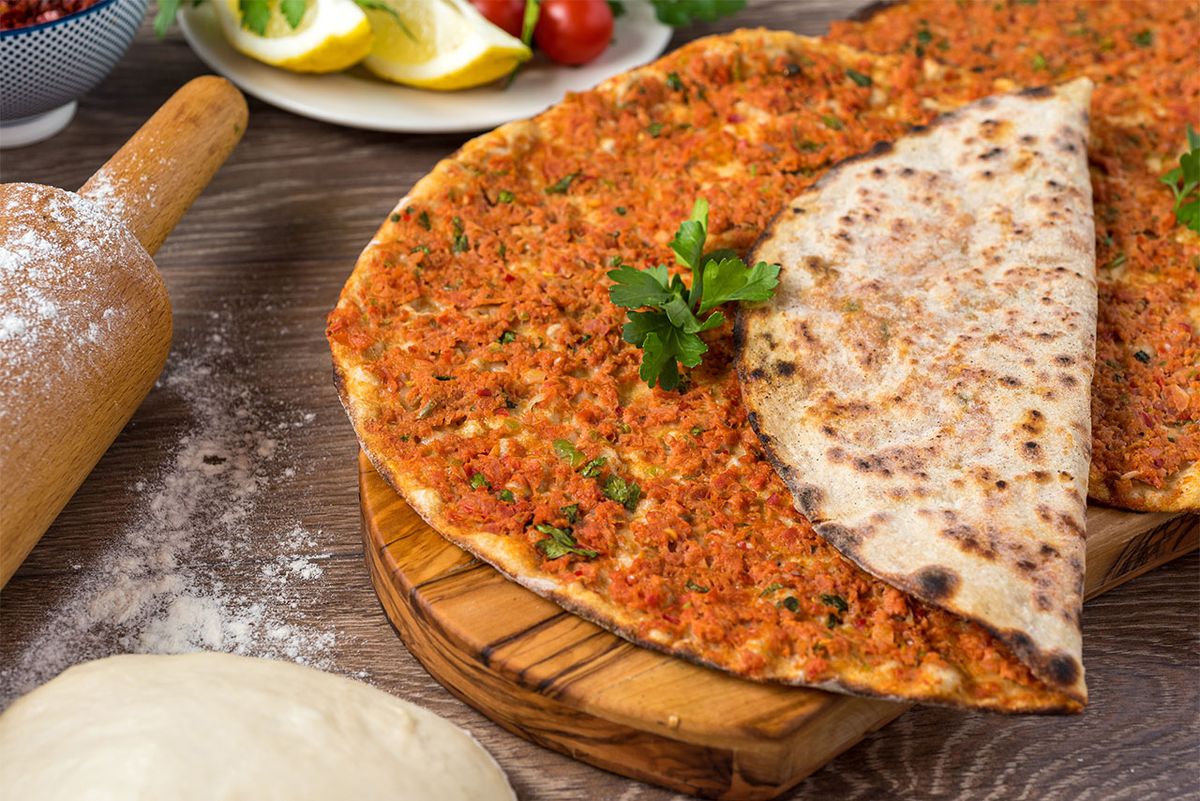 receta de lahmacun  pizza tradicional turca presentacion