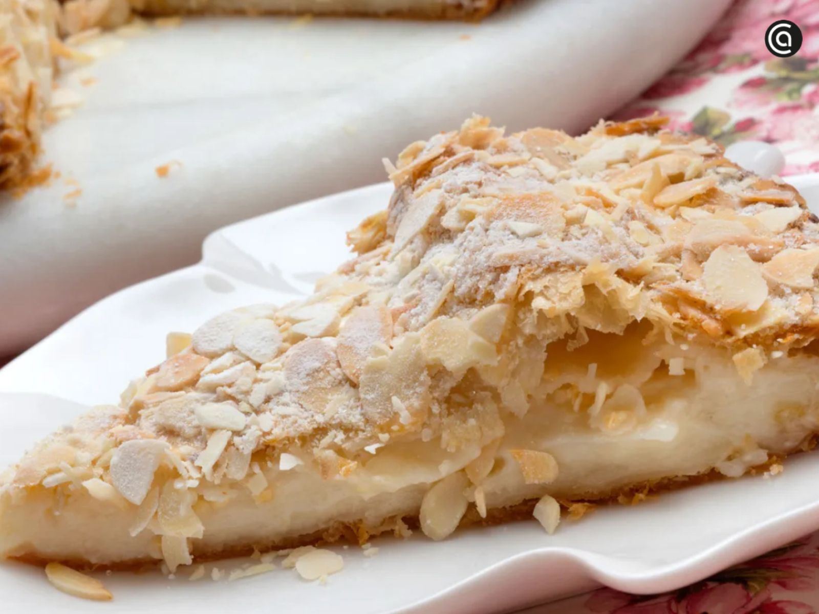 Crujiente hojaldre relleno de crema pastelera y cubierto de almendra laminada, uno de los grandes clásicos de la repostería donostiarra.