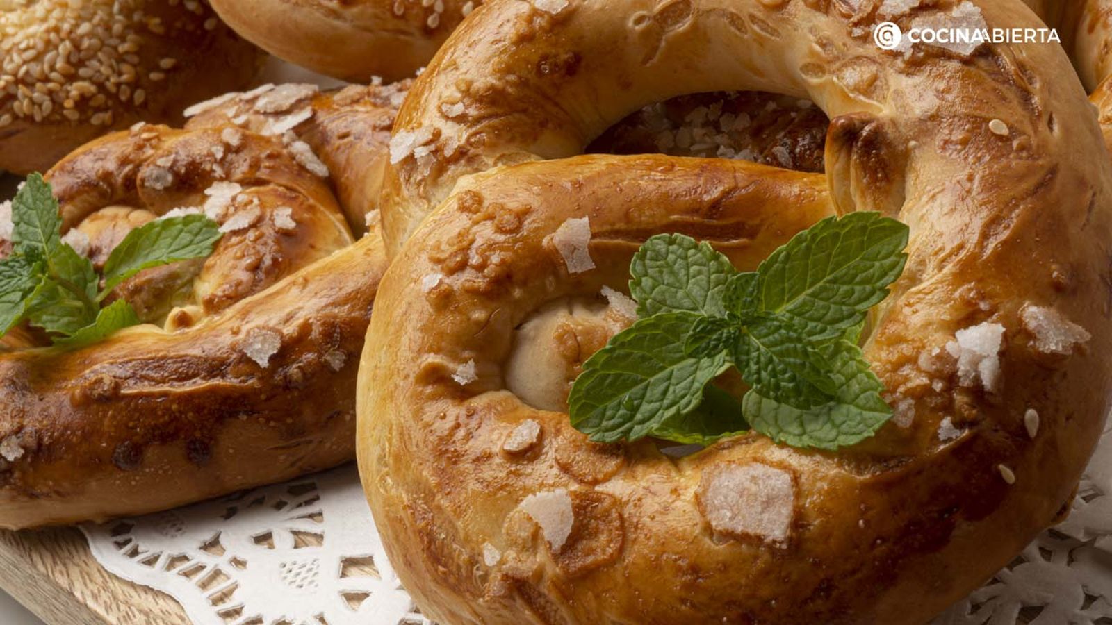 Los pretzel se comen acompañado de cerveza en la Oktoberfest Los pretzel se comen acompañado de cerveza en la Oktoberfest