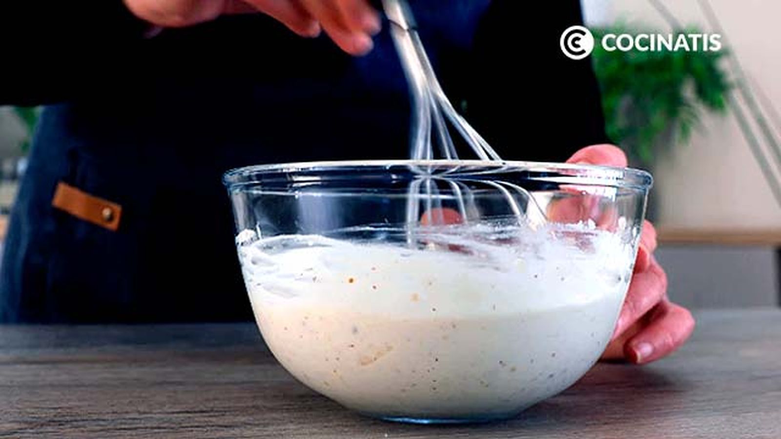 Remueve con una varilla para integrar todos los ingredientes Receta de salsa césar paso 3