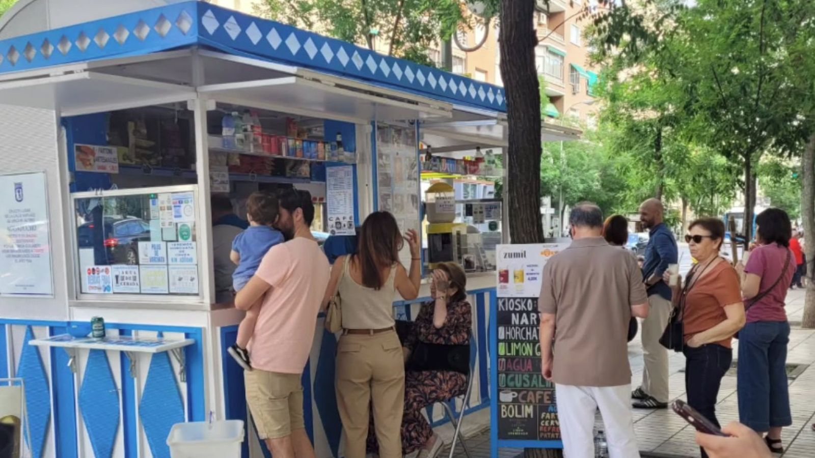 El último aguaducho de Madrid sigue ofreciendo horchata y agua de cebada a su fiel clientela