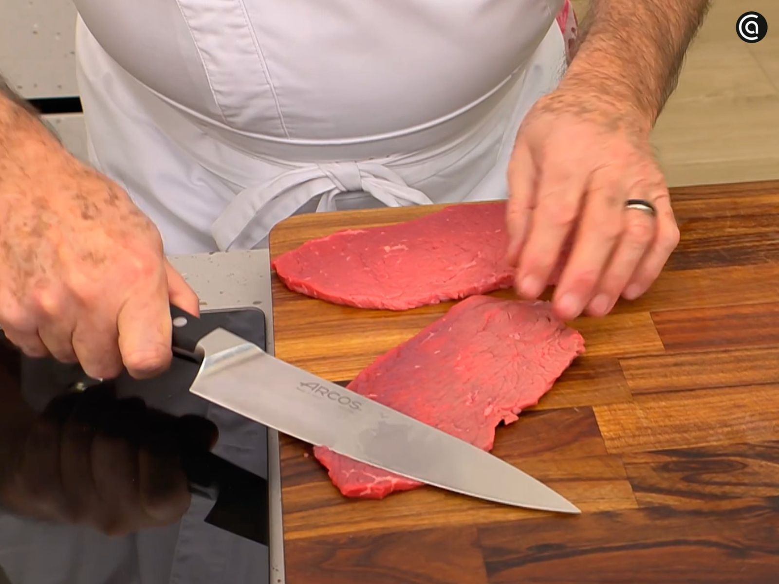 Golpear los filetes con el cuchillo