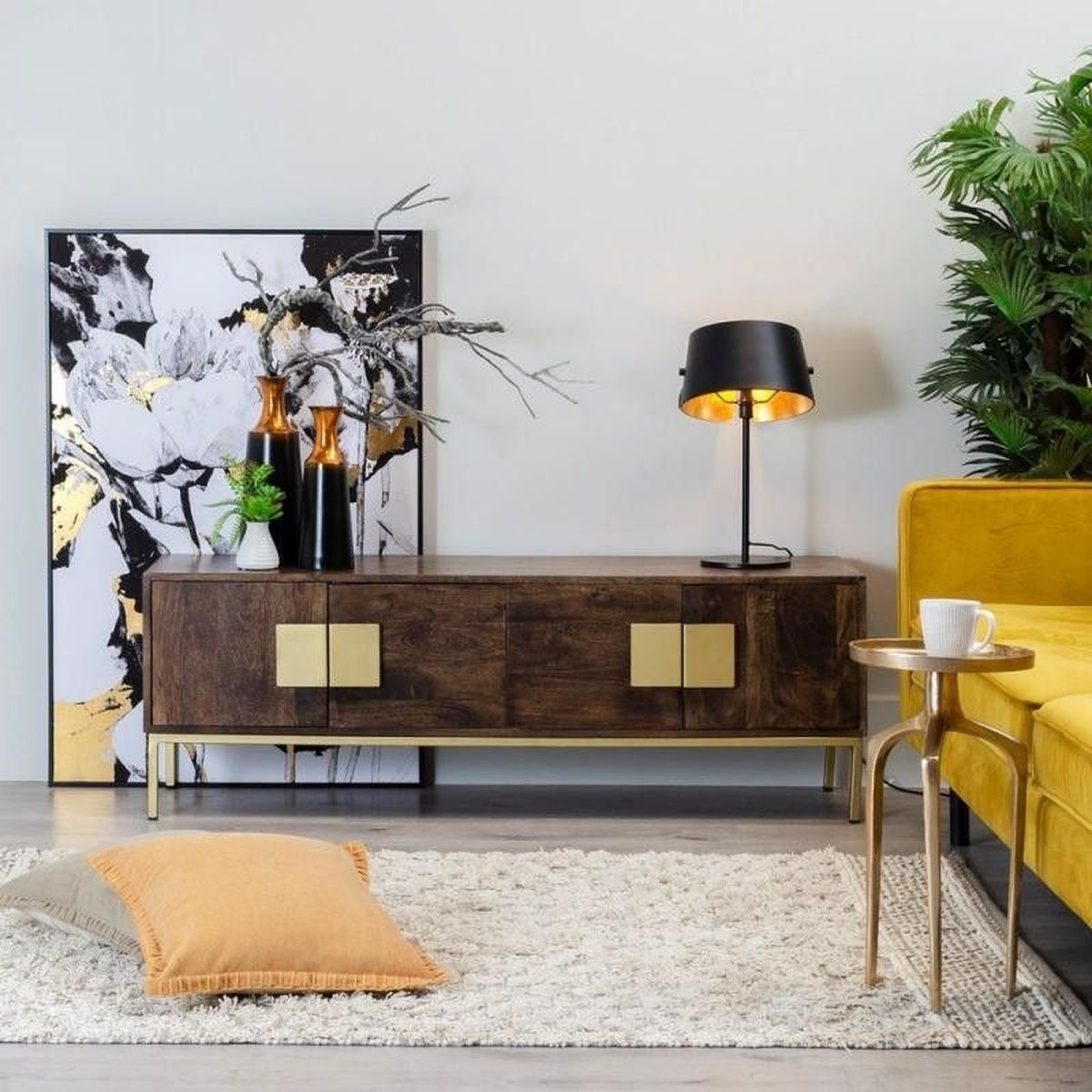 Salón con muebles de madera oscura y sofá amarillo mostaza.