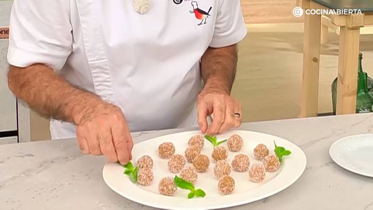 Sirve las bolitas de coco y dulce de leche