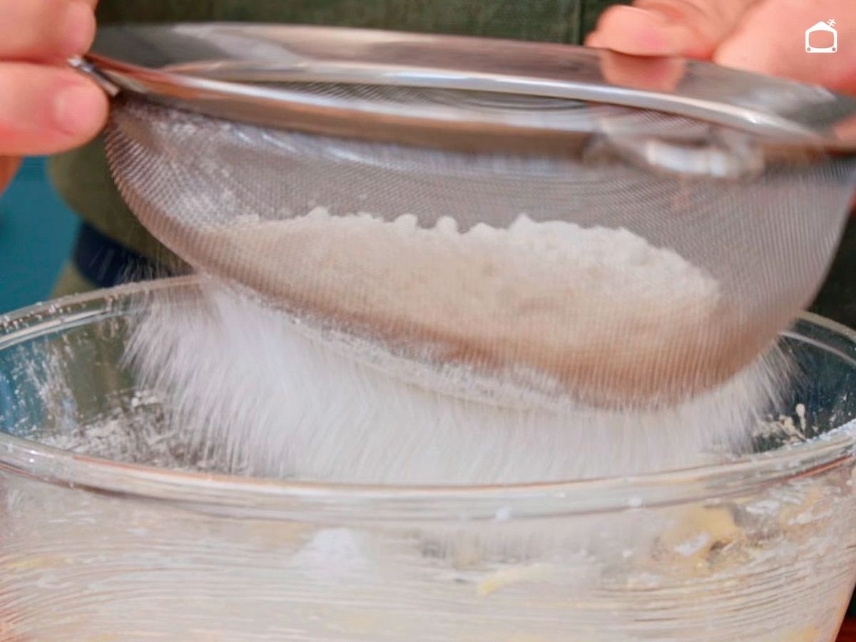 Tamizar harina para el brownie de limón