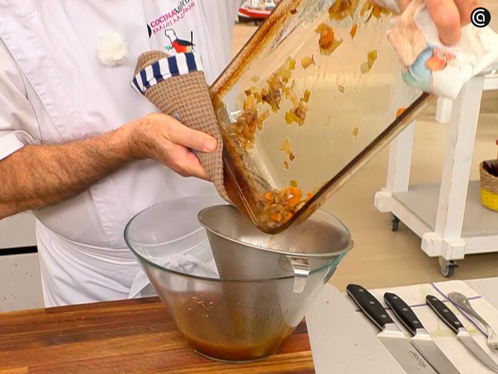 Pasa las hortalizas por un colador y reserva el caldo