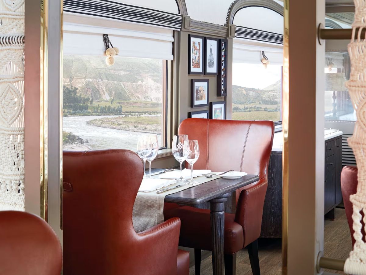 Coche restaurante del Belmond Andean Explorer, diseñado para comer mientras el paisaje avanza tras la ventana.