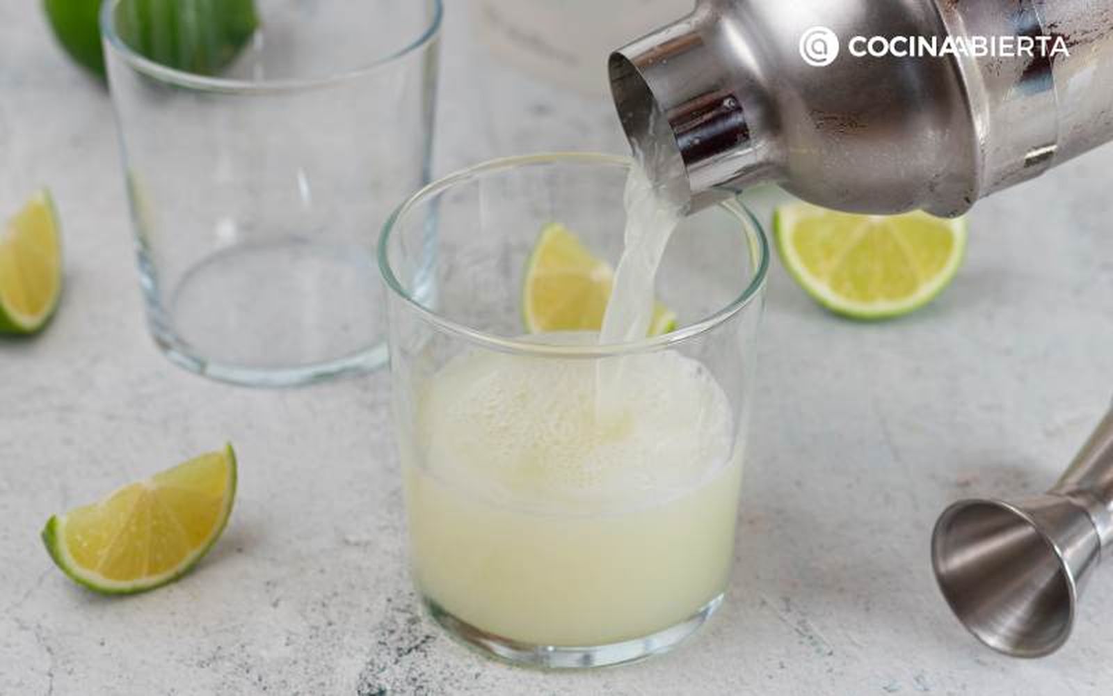 Sirve el pisco sour Sirve el pisco sour