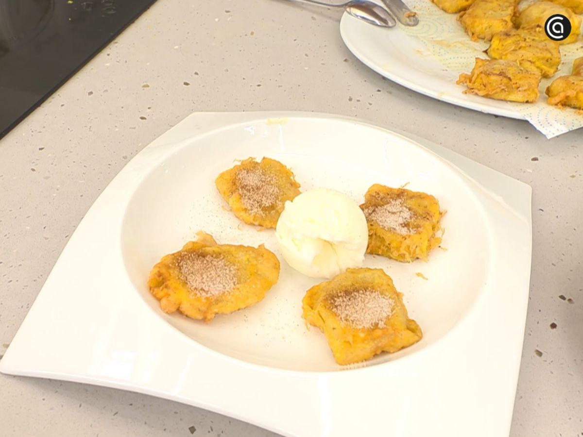 La horchata frita se sirve con azúcar y canela, acompañada de helado de yogur.