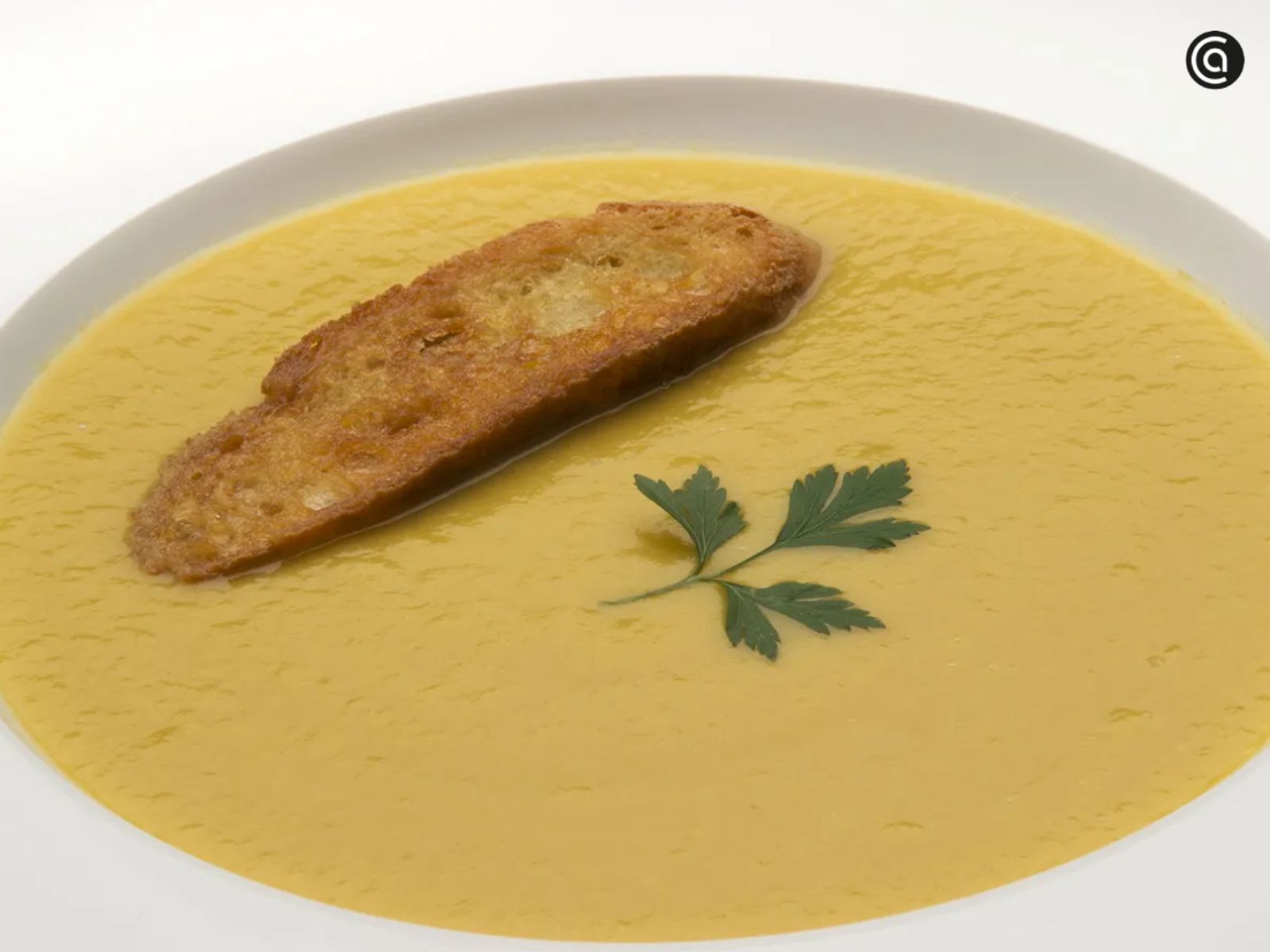 Una crema de puerros y patata suave y ligera, perfecta para recalentar en la oficina.