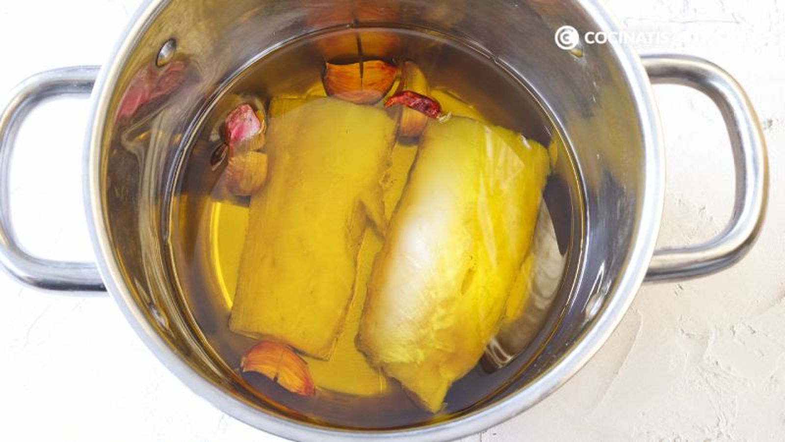 Confitar bacalao en aceite