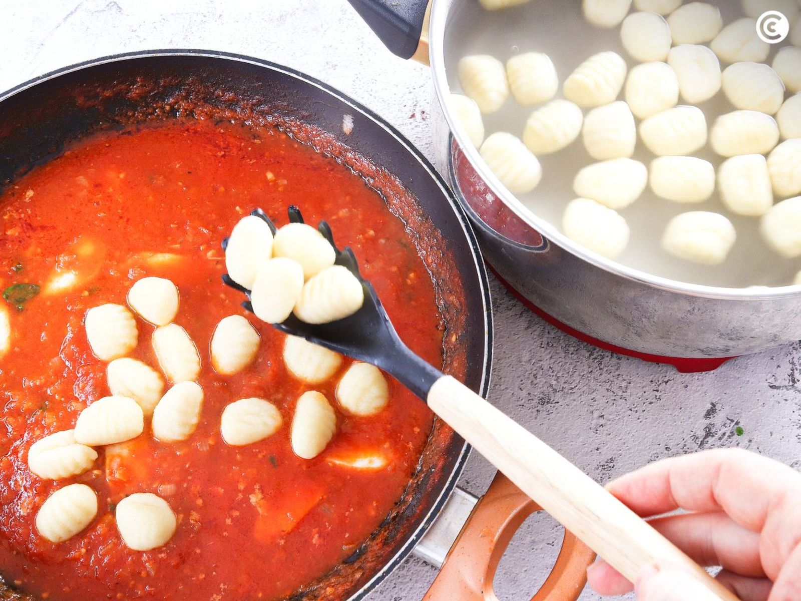 Agregar los gnocchi cocidos a la salsa sorrentina Agregar los gnocchi cocidos a la salsa sorrentina