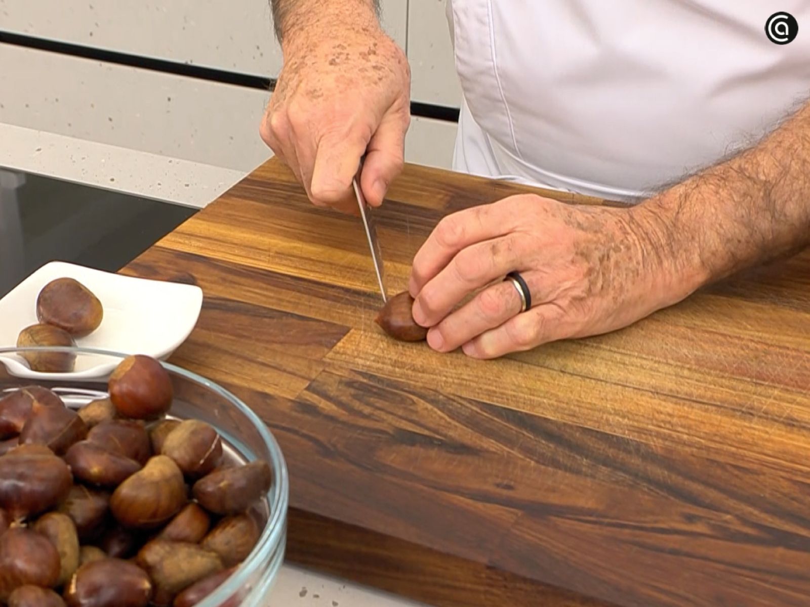 Un corte en las castañas frescas, necesario para el asado y  para facilitar después el pelado.