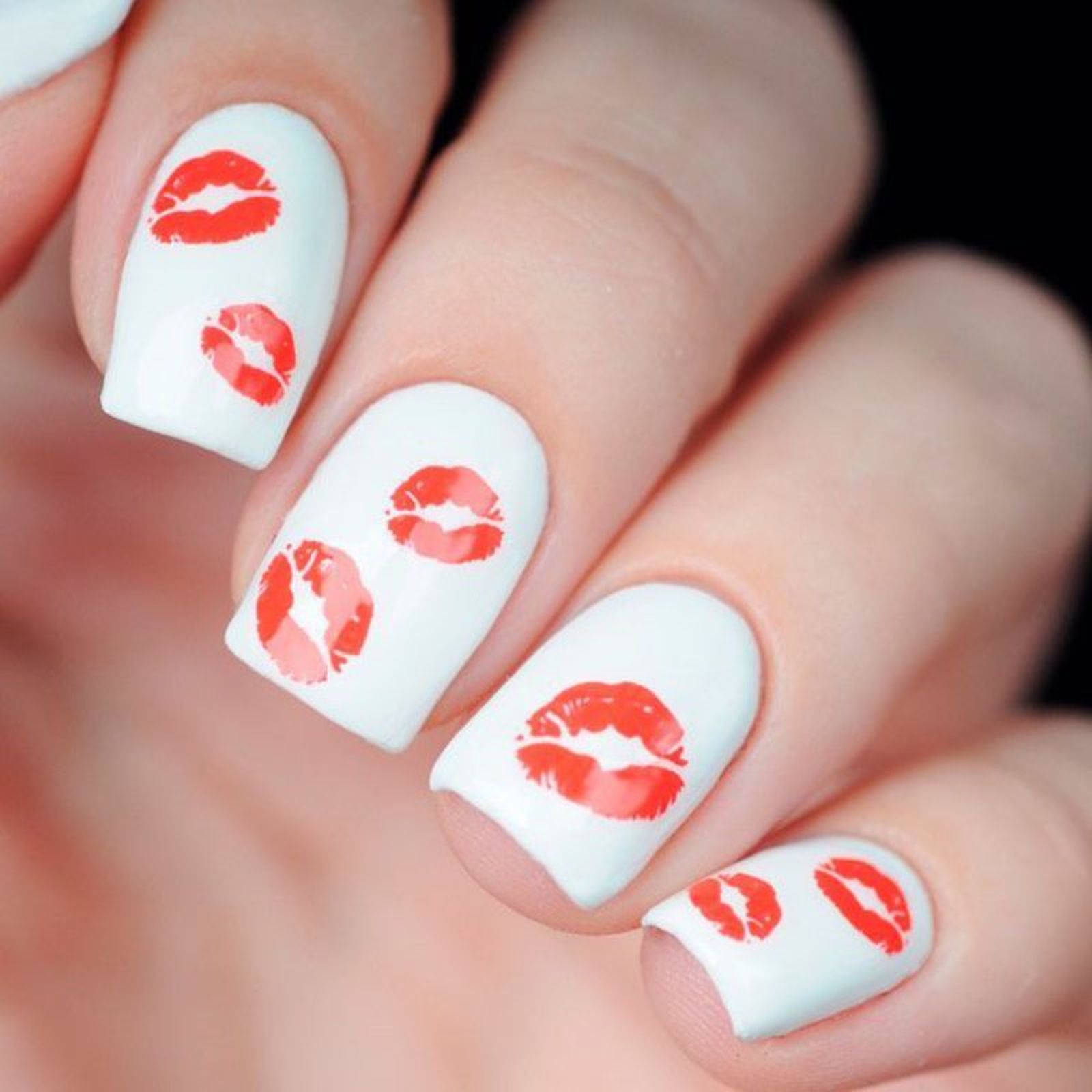 Manicura en blanco con dibujos de labios rojos Manicura en blanco con dibujos de labios rojos