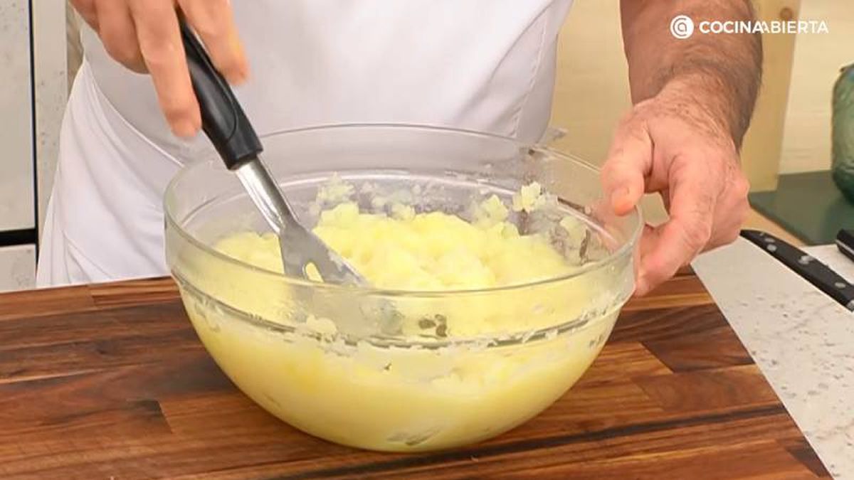 Cuece las papas y májalas para hacer el puré