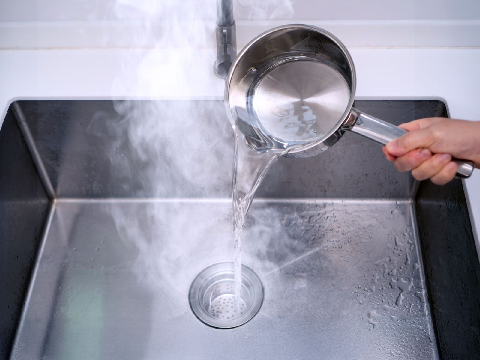 Verter agua hirviendo para desatarcar el fregadero