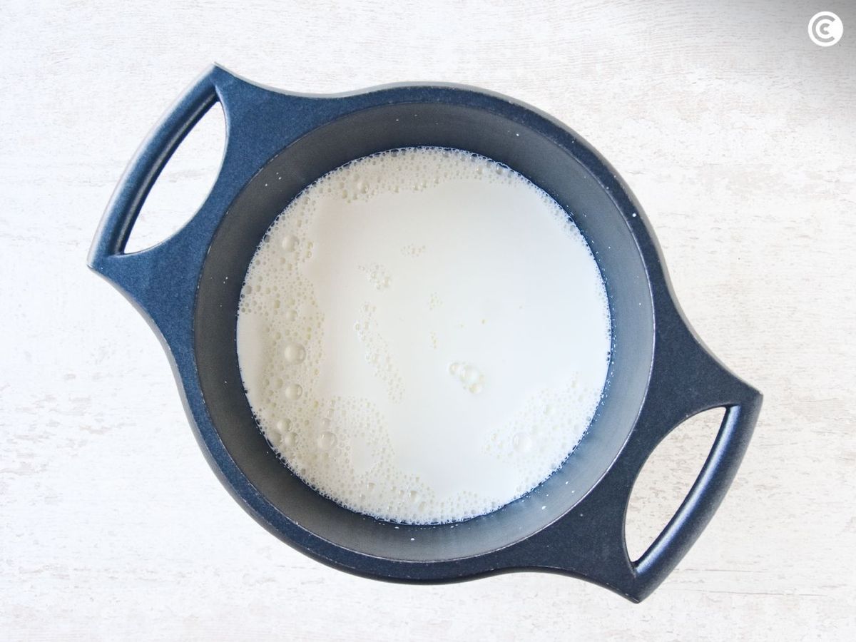 Calentar la leche para hacer requesón