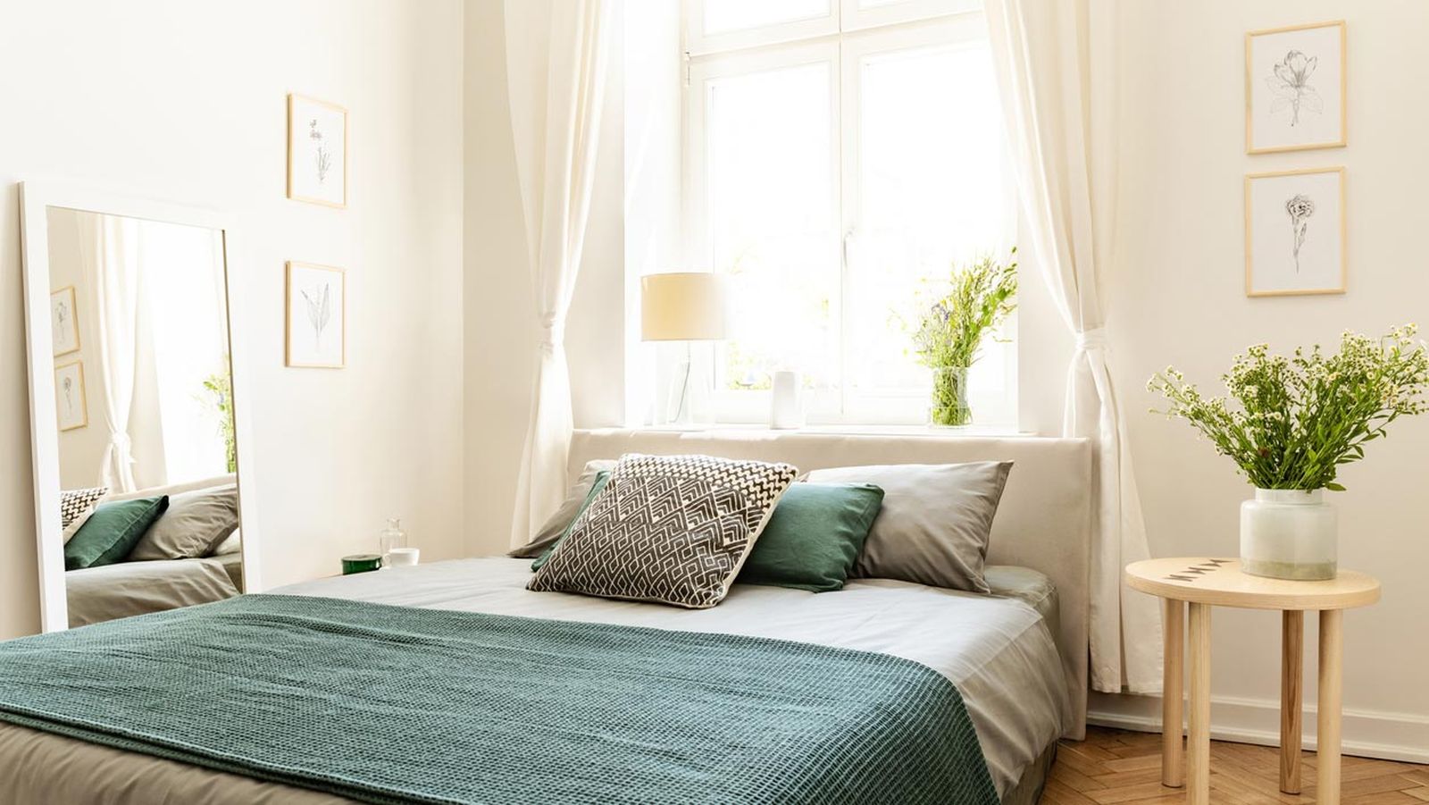 dormitorio cama al lado ventana