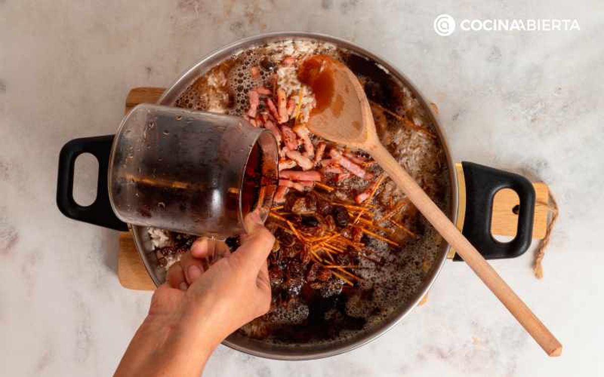 Incorpora la bebida de cola o cocacola