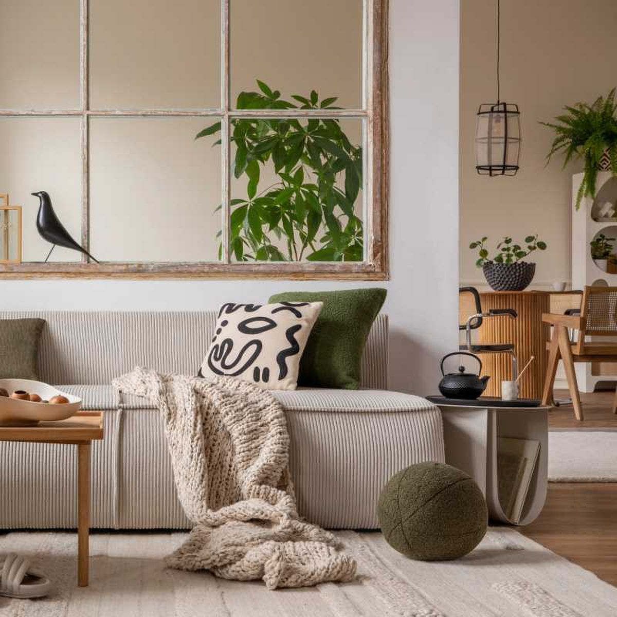 Salón con ventana interna al comedor.