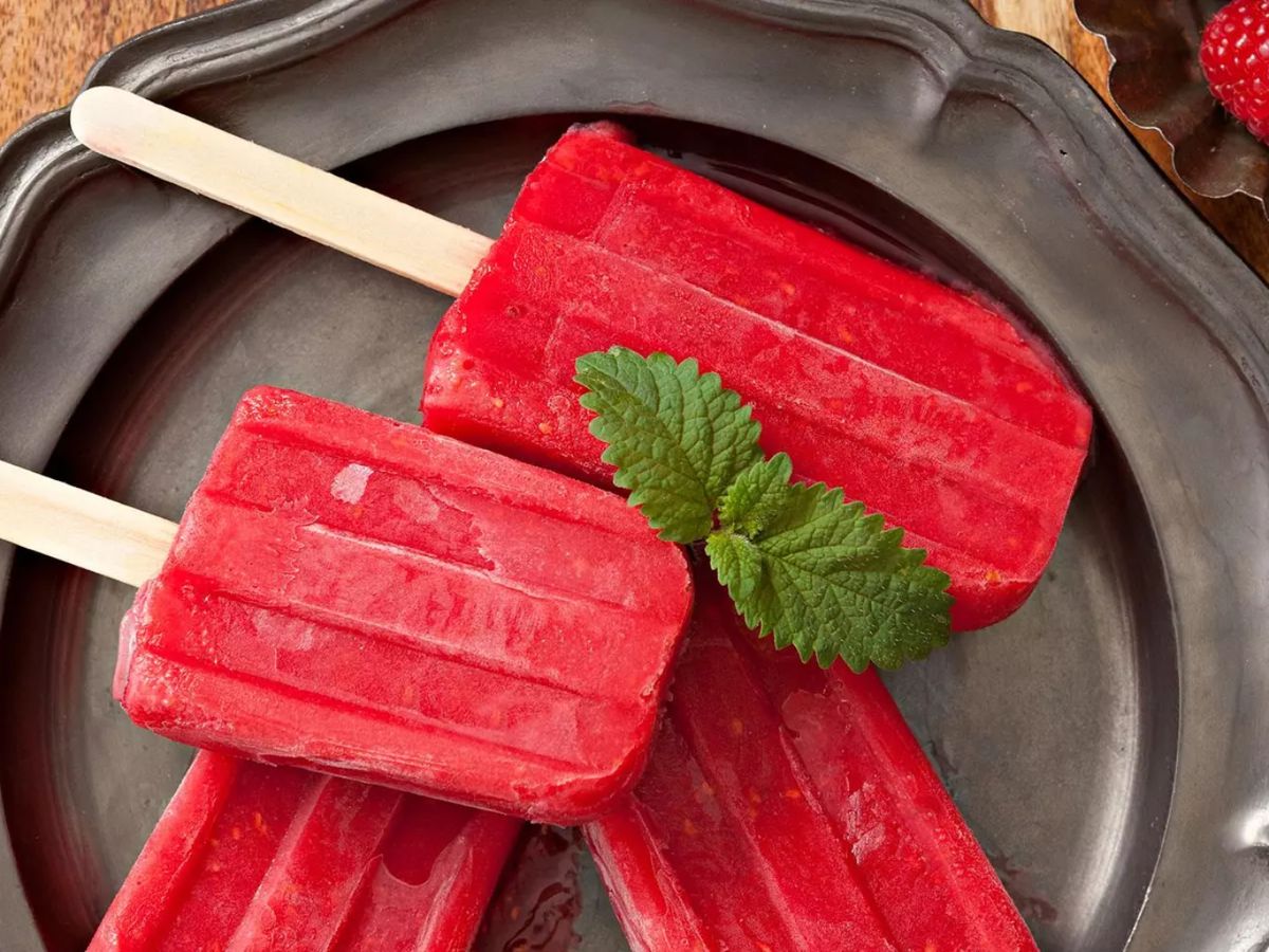 Polos de frambuesa caseros: color vibrante y sabor intenso con fruta natural.