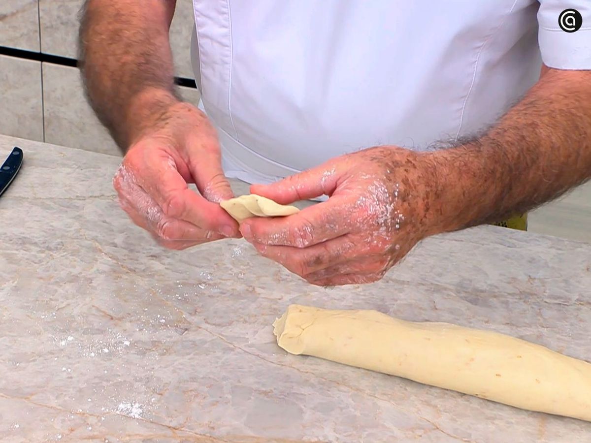 Formar las tortitas de azúcar y canela