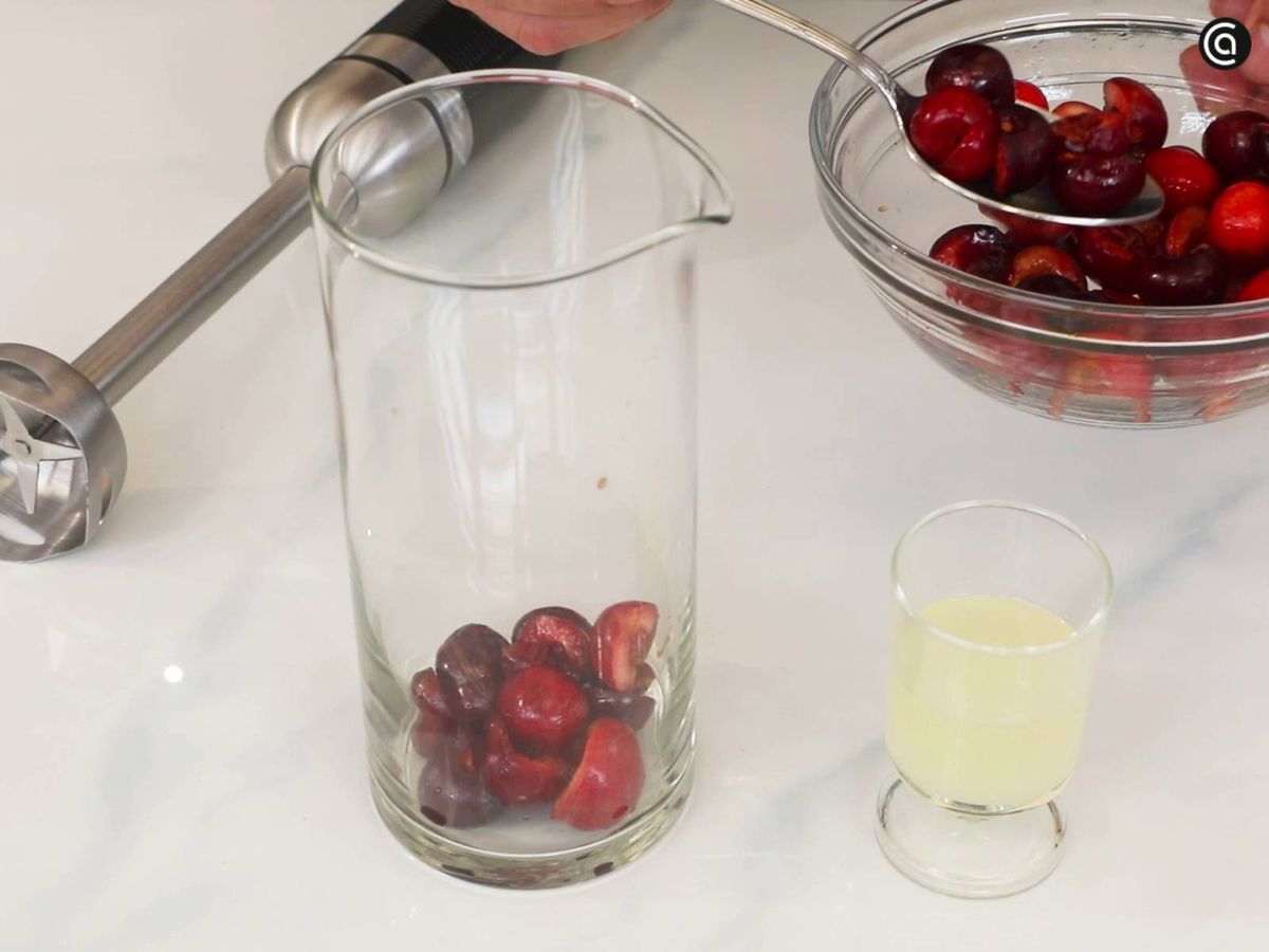 Tritura las cerezas con el zumo de limón