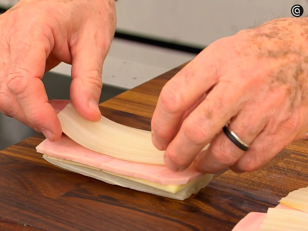 Monta las pencas con capas de jamón y queso por dentro