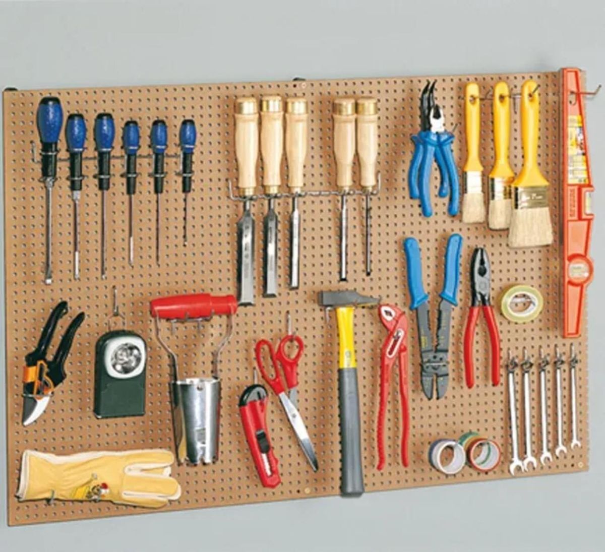 Panel perforado para organizar herramientas.