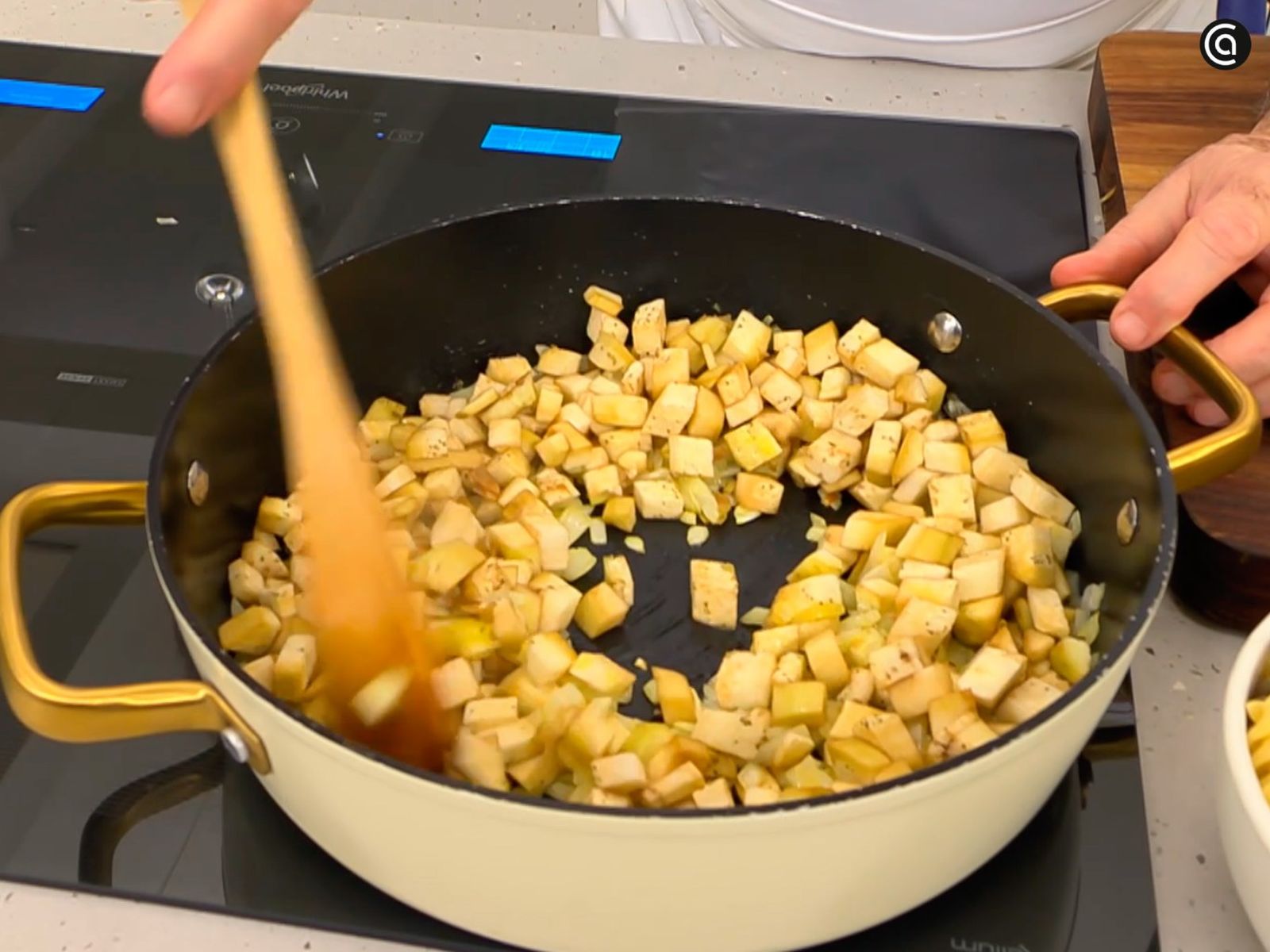 Rehoga la cebolla con las berenjenas, removiendo de vez en cuando