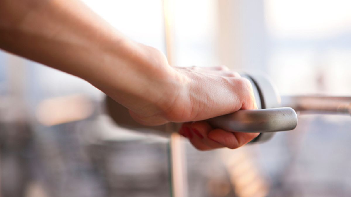 electricidad estatica por que doy calambre puerta