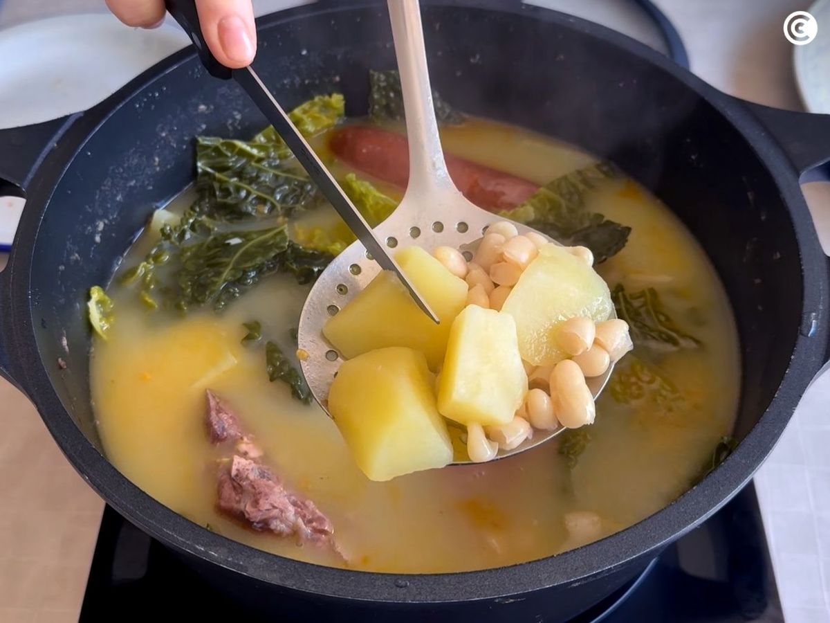 Cocinar el caldo gallego hasta que la patata esté tierna