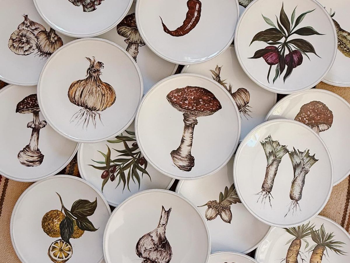 La vajilla artesanal pintada a mano convierte la mesa en un lienzo creativo y lleno de personalidad.