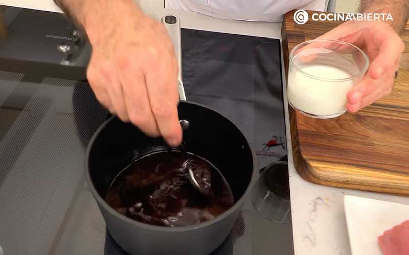 Añade la harina de maíz diluida en agua Añade la harina de maíz diluida en agua