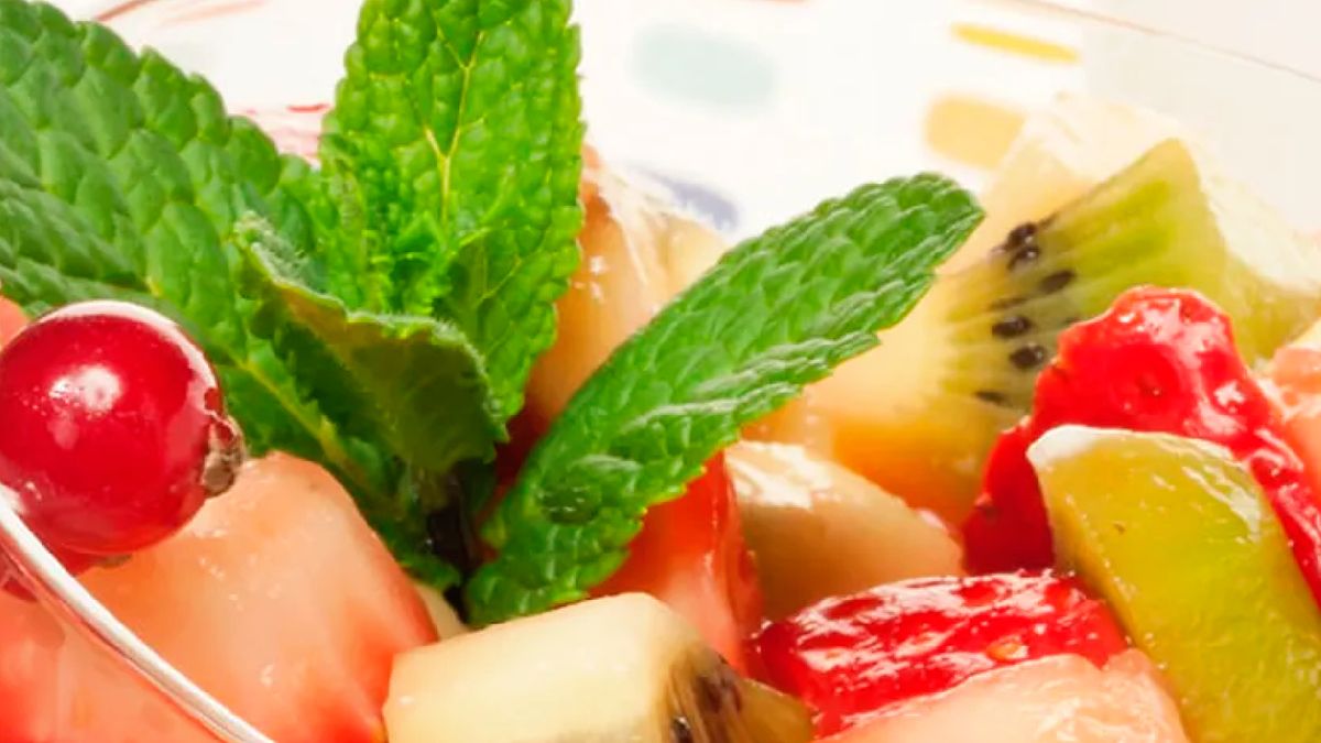 Yogur, merengue y fruta fresca en un vaso, listo para impresionar