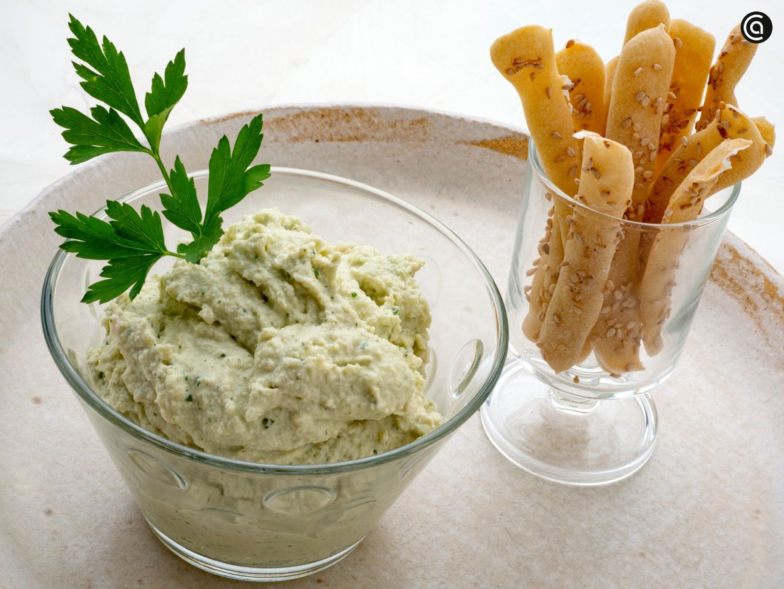 Paté de anacardos de Karlos Arguiñano, una crema vegetal acompañada de palitos de pan caseros