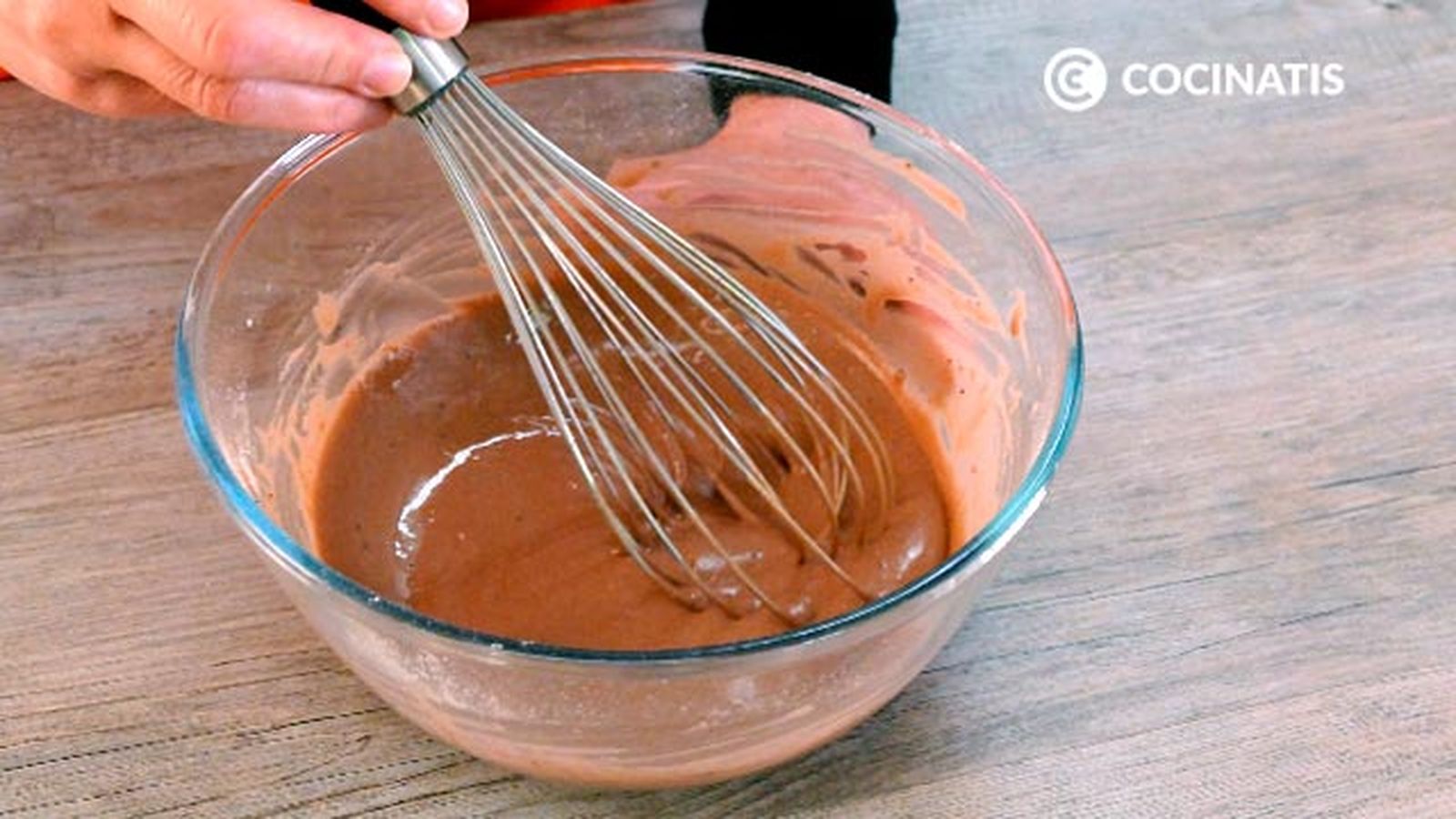 Bate hasta conseguir una masa homogénea Receta de tortitas de chocolate paso 3