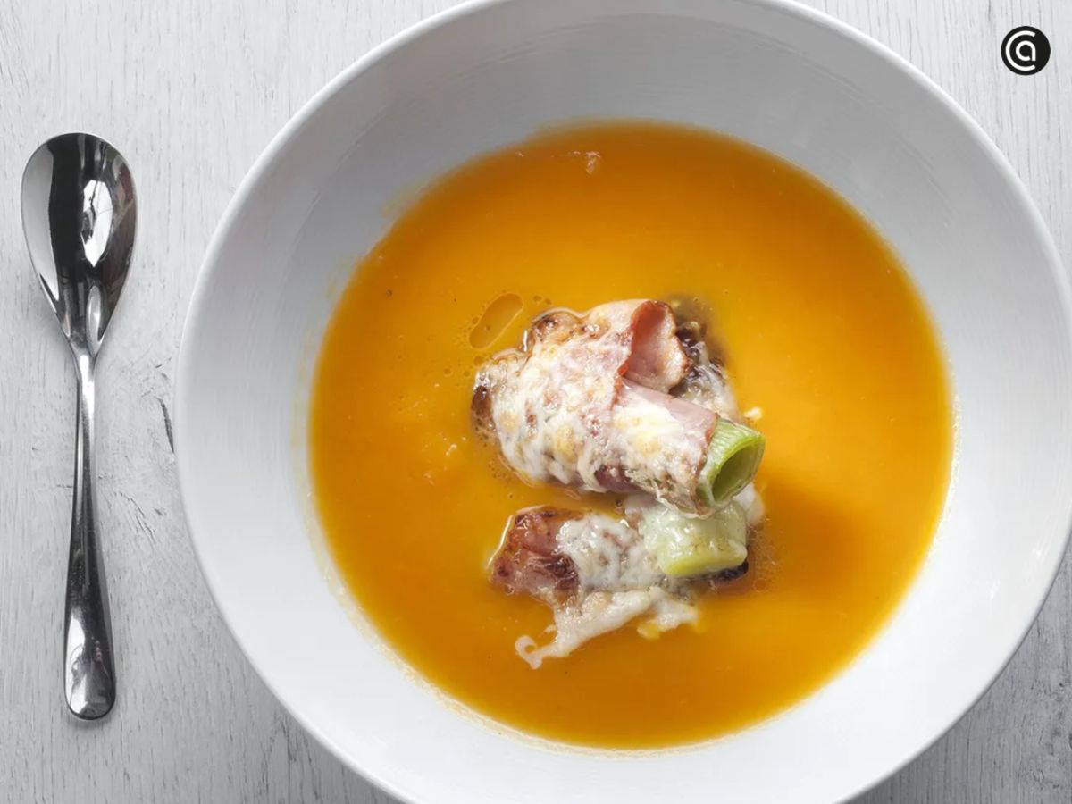 Una receta original que combina verdura y bacon crujiente sobre crema de calabaza.