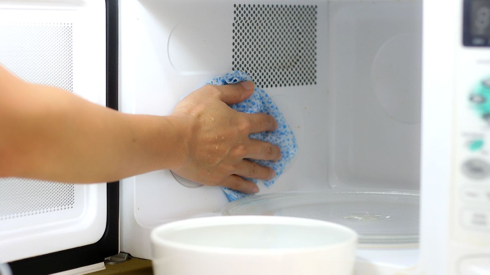 Cómo limpiar el microondas por dentro Cómo limpiar el microondas por dentro