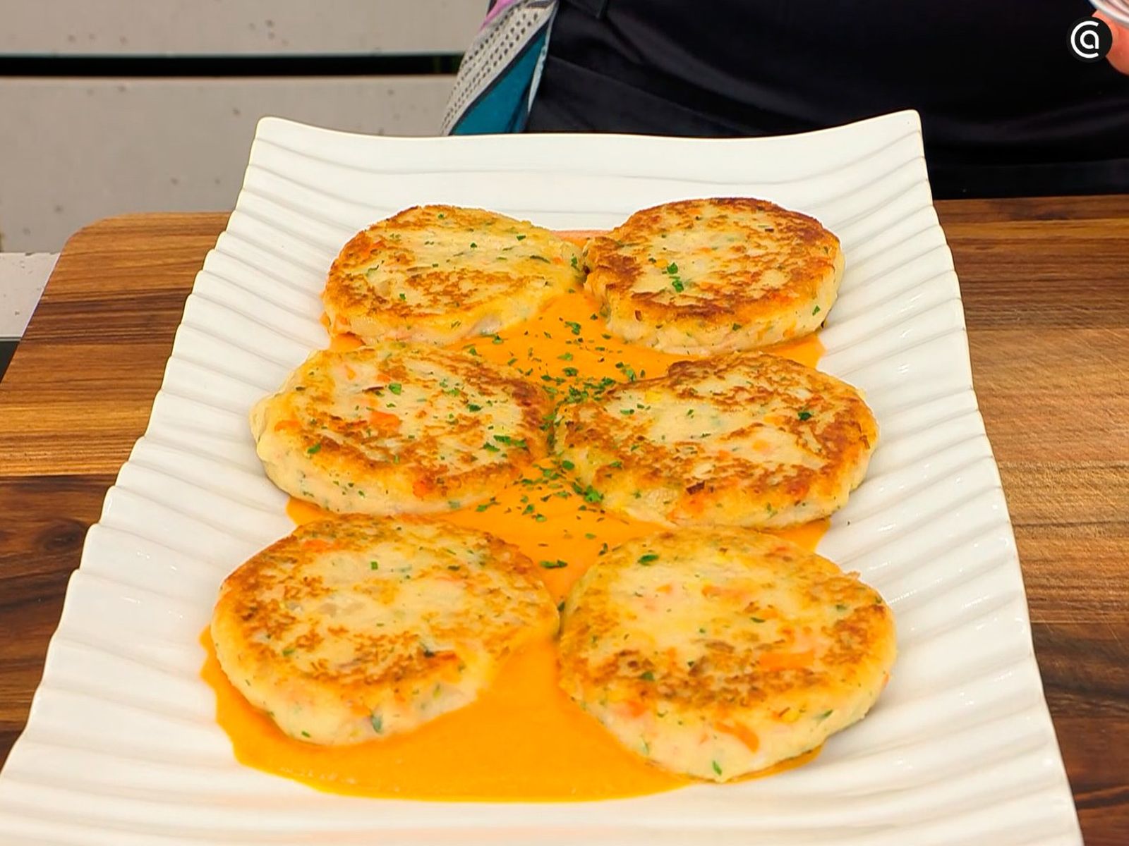 Pon la salsa de tomate en la base del plato y sirve encima las hamburguesas de alubias