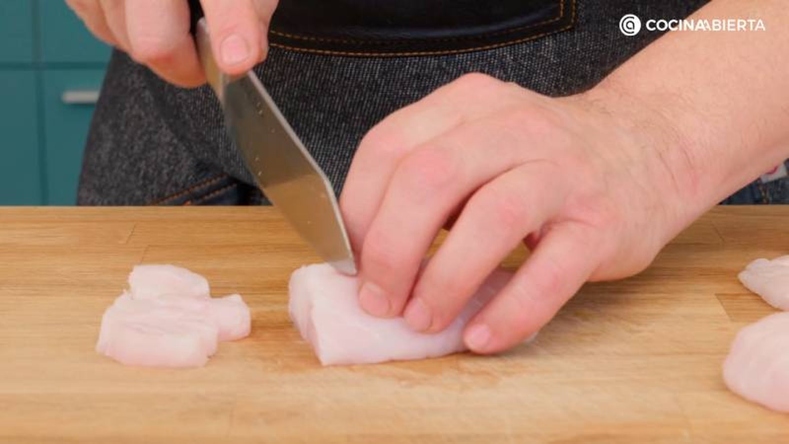 Corta la merluza en dados y pica las hortalizas
