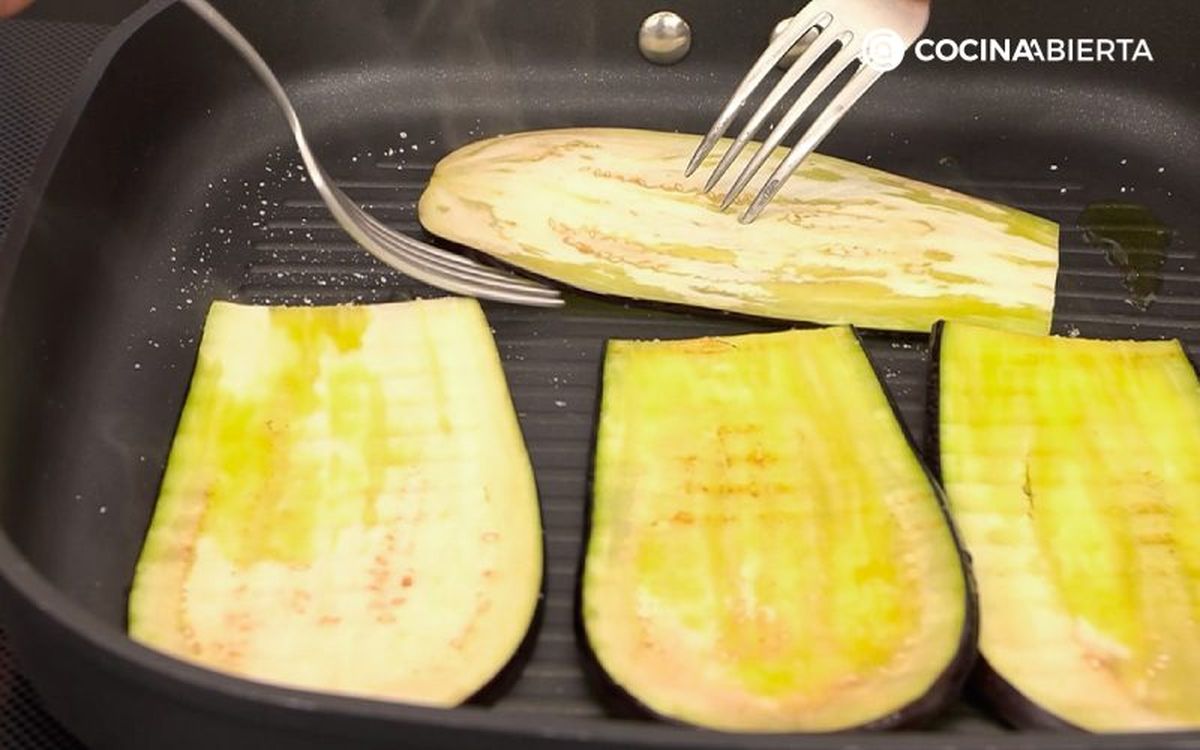 Corta, sazona y asa las berenjenas en una sartén