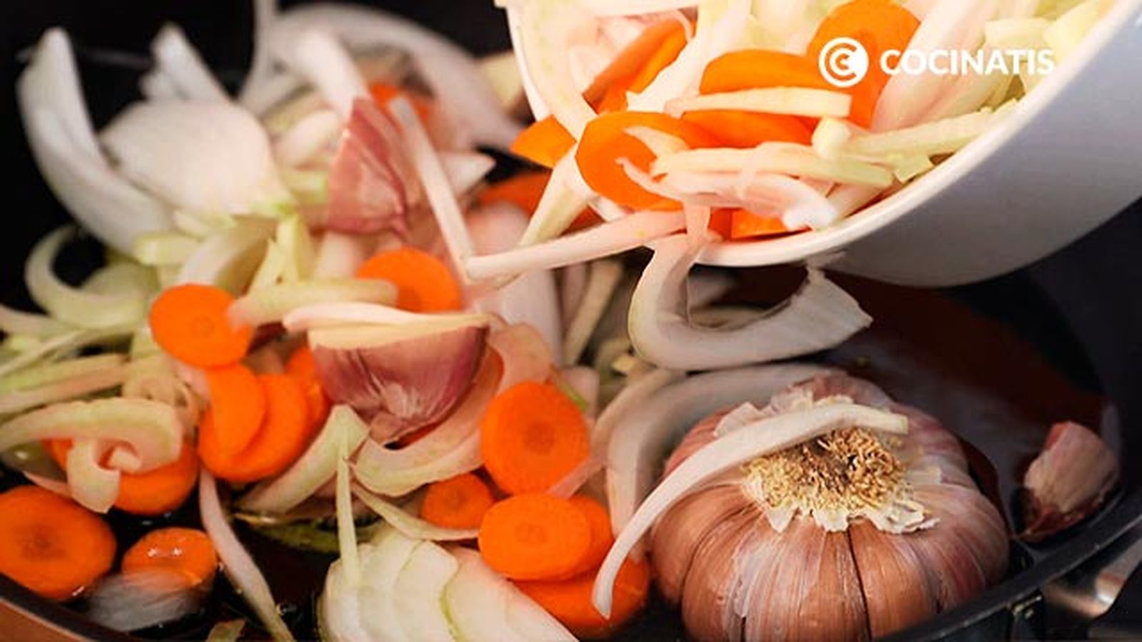Sofríe las verduras con el ajo Receta de bonito en escabeche paso 3